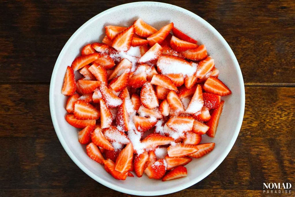 Strawberries and cream step-by-step recipe (adding the sugar to the strawberries).