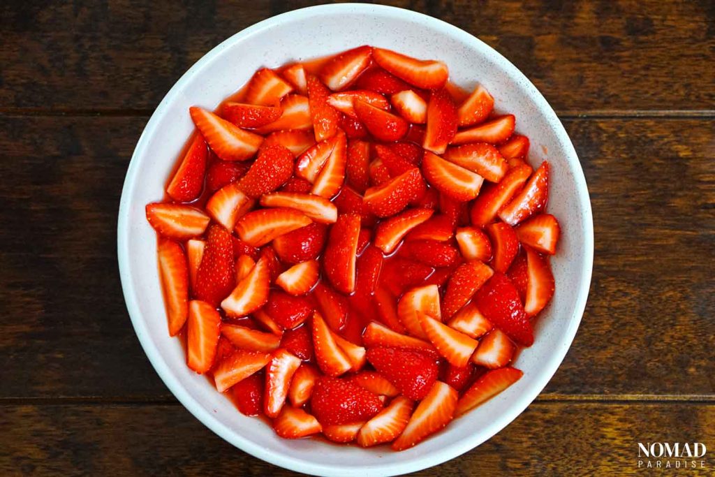 Strawberries and cream step-by-step recipe (strawberries in the juice formed after letting it rest for 30 minutes in the fridge).