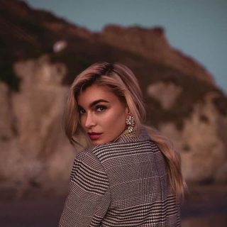 deep side part hairstyle