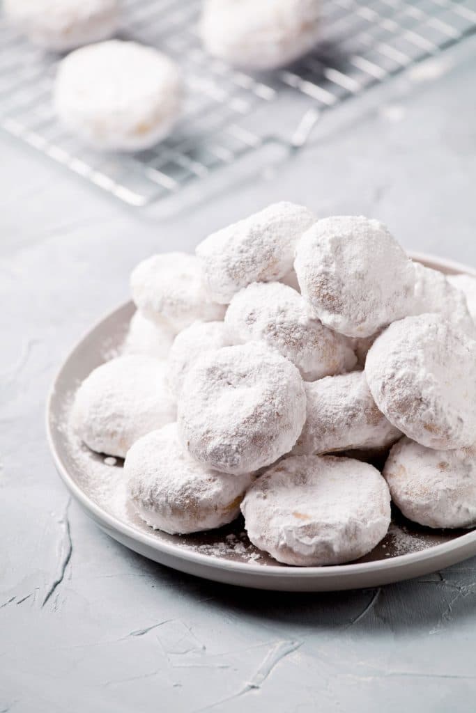 Greek Desserts: Kourabiedes (Almond Cookies) – Κουραμπιέδες