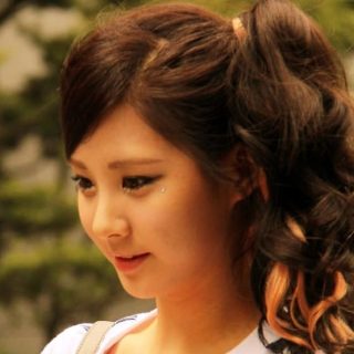 women with high side ponytail