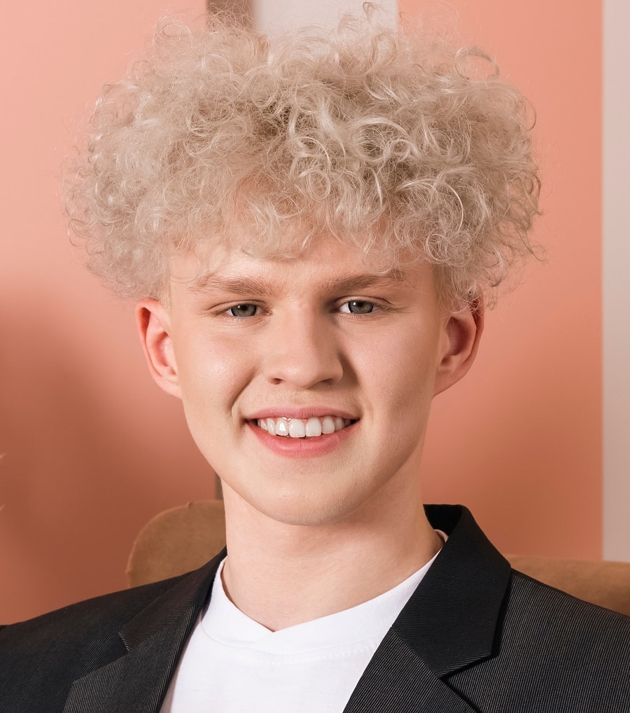 medium fluffy hairstyle for boys