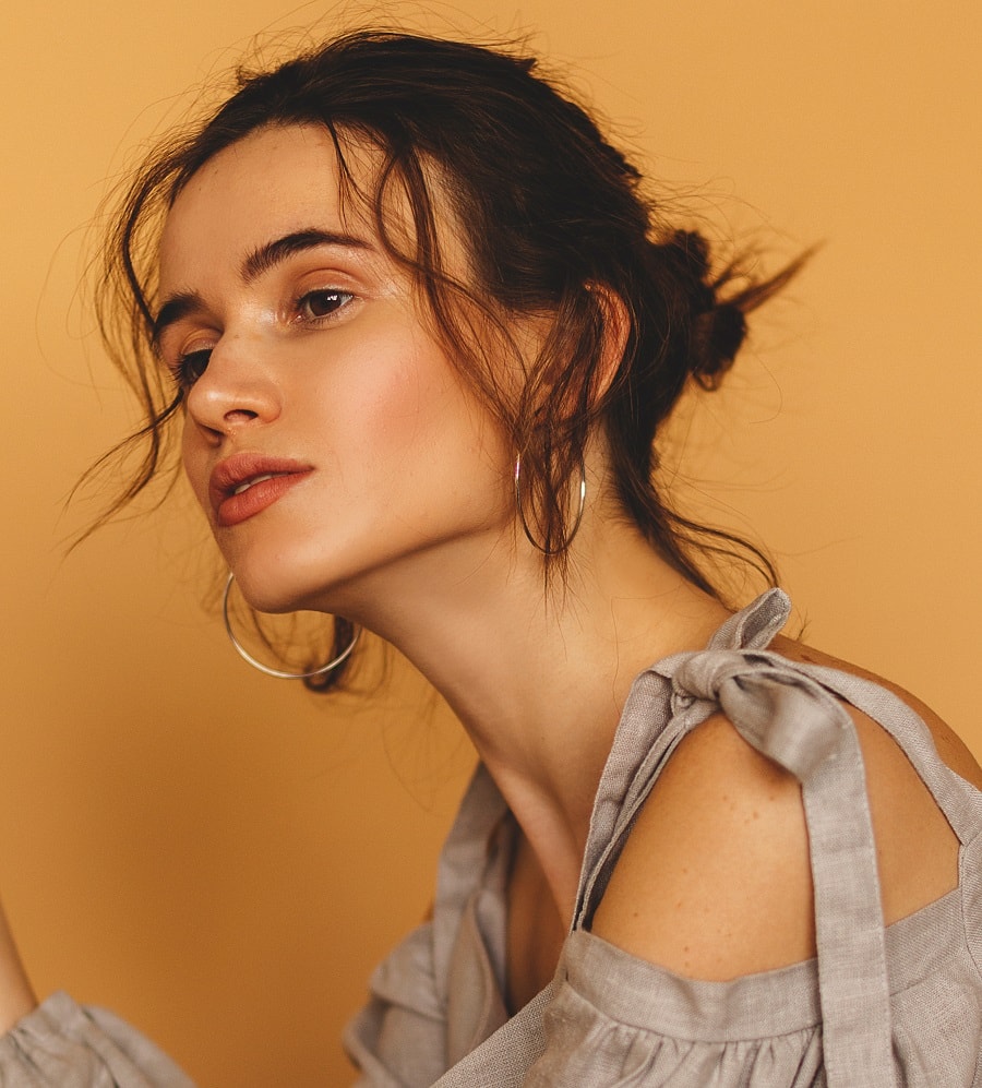 short messy bun for fine hair