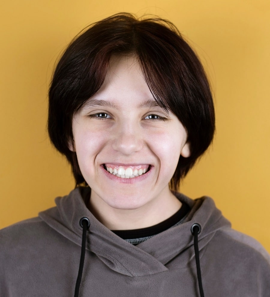 short middle part hairstyle for teen girl
