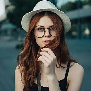 best hairstyle with auburn highlights