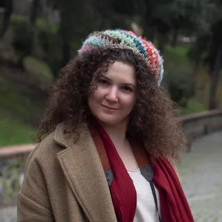curly hairstyle for overweight women