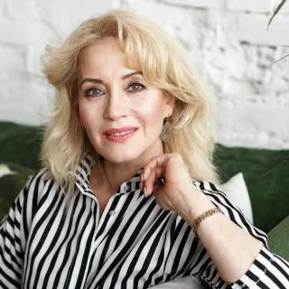 layered hairstyle for women over 60