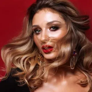 layered wavy hairstyle for women