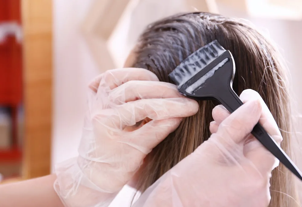 Lightening Hair With Developer and Baking Soda - Apply