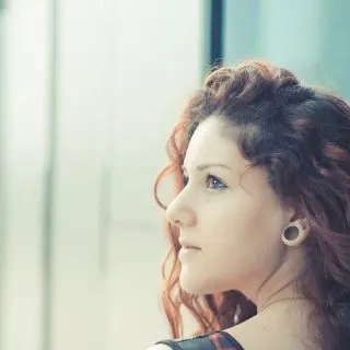 loose curls on medium hair