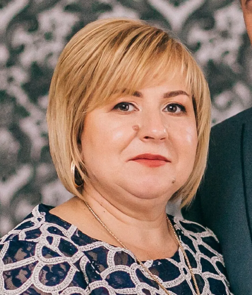 mother of groom with blonde bob