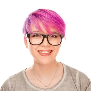 pixie hairstyle for women with glasses