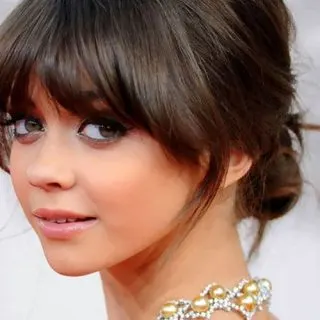 weavy ponytail with bangs