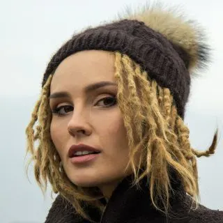 short dreadlock hairstyle for women