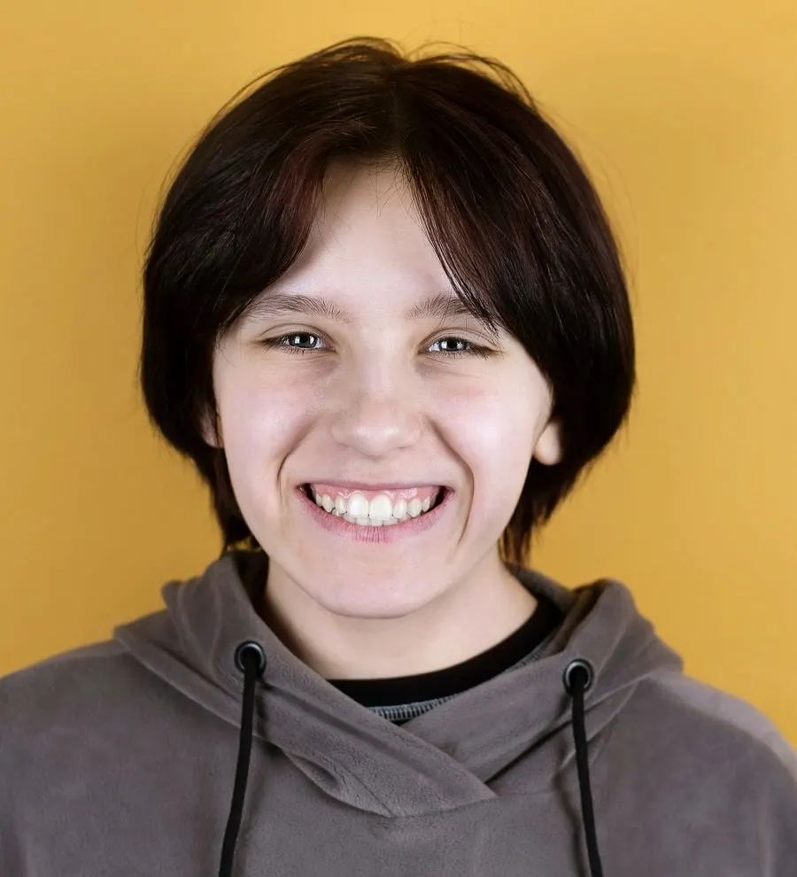 short middle part hairstyle for teen girl