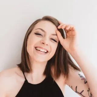 women with side part bob
