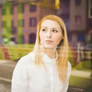 woman with straight blonde hair